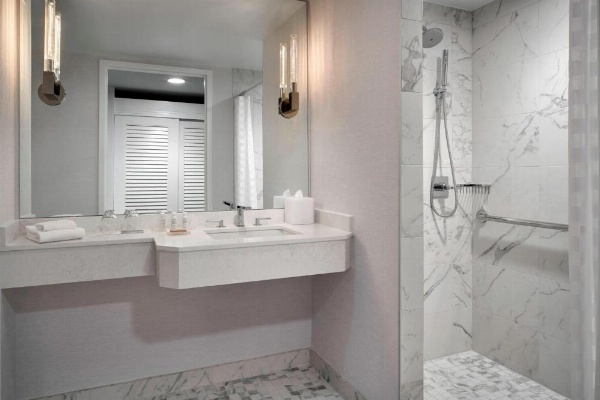 Renaissance by Marriott Baltimore Harborplace Hotel image 15